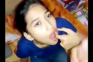 'Cewek baju biru sepong crot di mulut'